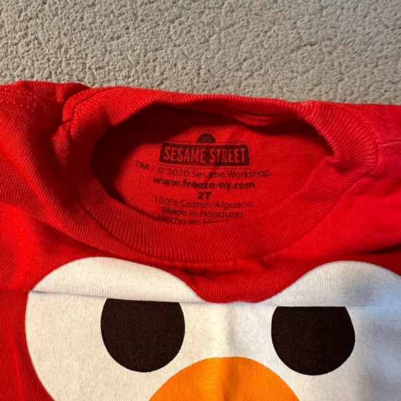 Size 2T Sesame Street Lot - Long sleeve Elmo full zip hoodie and two T-shirts - Picture 6 of 9